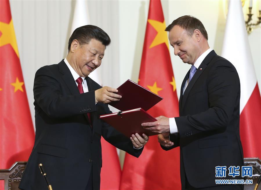 6月20日，國(guó)家主席習(xí)近平在華沙同波蘭總統(tǒng)杜達(dá)舉行會(huì)談。這是會(huì)談后，兩國(guó)元首共同簽署《中華人民共和國(guó)和波蘭共和國(guó)關(guān)于建立全面戰(zhàn)略伙伴關(guān)系的聯(lián)合聲明》。新華社記者蘭紅光攝