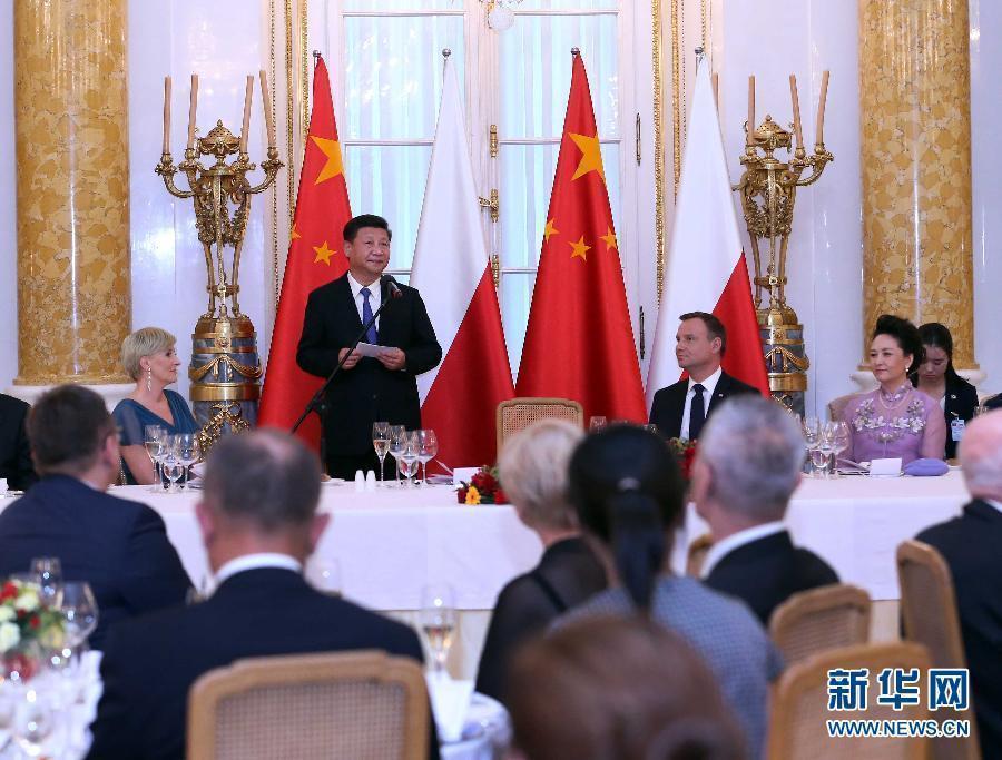 6月20日，國家主席習(xí)近平出席波蘭總統(tǒng)杜達在華沙王宮舉行的盛大歡迎晚宴。 新華社記者 劉衛(wèi)兵 攝