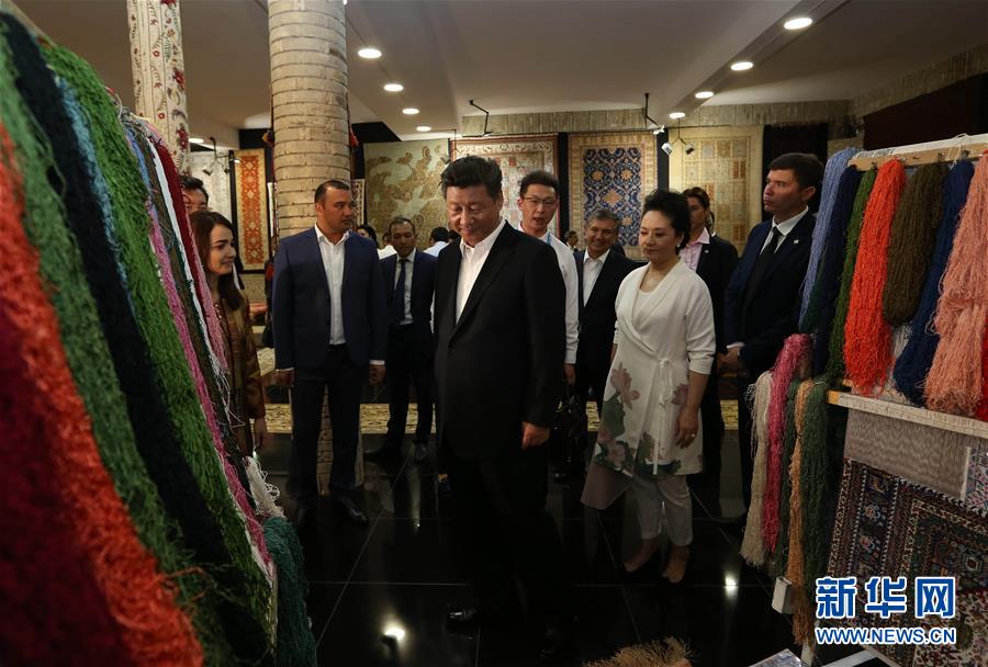 6月21日下午，正在對烏茲別克斯坦進行國事訪問的國家主席習近平在烏茲別克斯坦總理米爾濟約耶夫陪同下，來到布哈拉古城參觀這座被稱為“絲綢之路活化石”的歷史文化名城。這是習近平和夫人彭麗媛參觀一家地毯和絲綢作坊。新華社記者蘭紅光攝