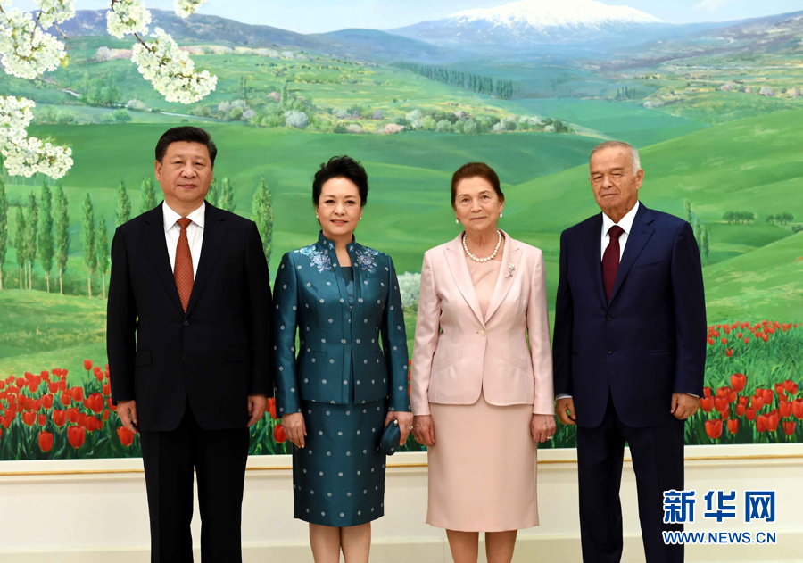 6月22日，國家主席習(xí)近平在塔什干庫克薩萊國賓館同烏茲別克斯坦總統(tǒng)卡里莫夫舉行會談。會談前，習(xí)近平出席卡里莫夫舉行的歡迎儀式。習(xí)近平和夫人彭麗媛受到卡里莫夫和夫人卡里莫娃熱情迎接。新華社記者饒愛民攝