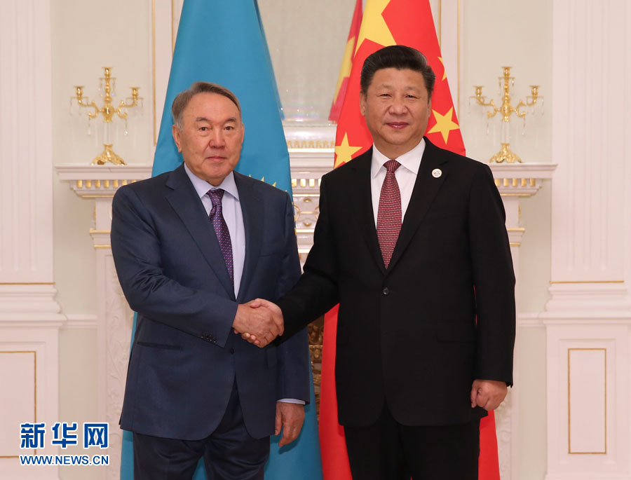  6月24日，國(guó)家主席習(xí)近平在塔什干會(huì)見(jiàn)哈薩克斯坦總統(tǒng)納扎爾巴耶夫。 新華社記者 蘭紅光 攝 