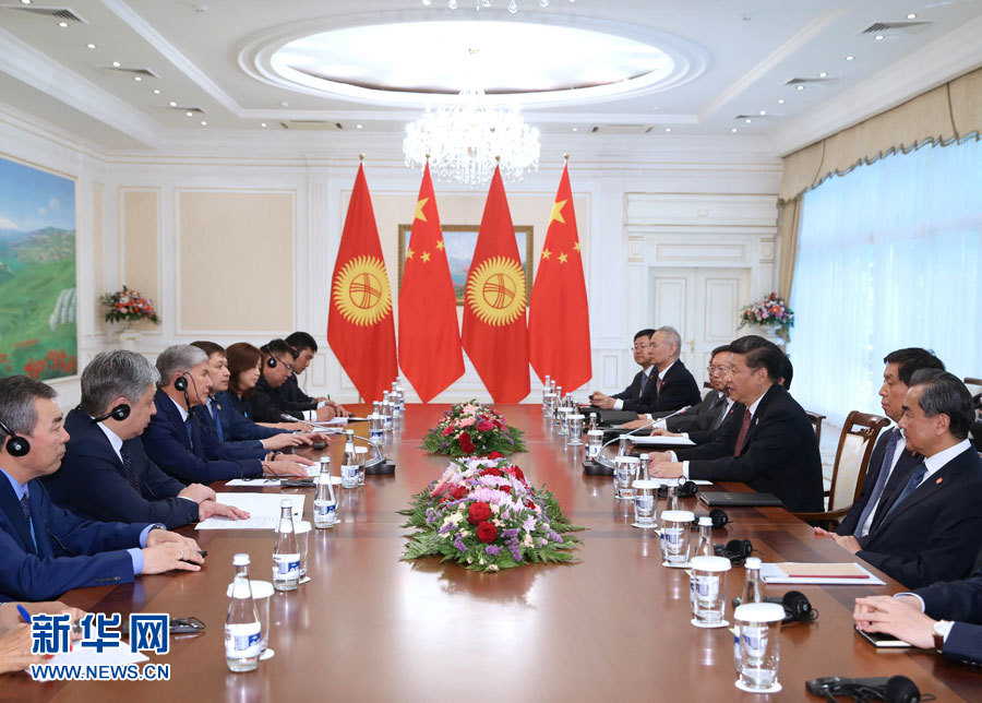 6月24日，國(guó)家主席習(xí)近平在烏茲別克斯坦塔什干會(huì)見(jiàn)吉爾吉斯斯坦總統(tǒng)阿坦巴耶夫。 新華社記者 馬占成 攝
