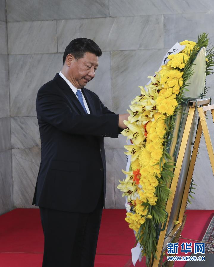 10月13日，國家主席習(xí)近平在金邊同柬埔寨首相洪森舉行會談。會談前，習(xí)近平向柬埔寨獨立紀(jì)念碑獻花圈。 新華社記者丁林?jǐn)z 