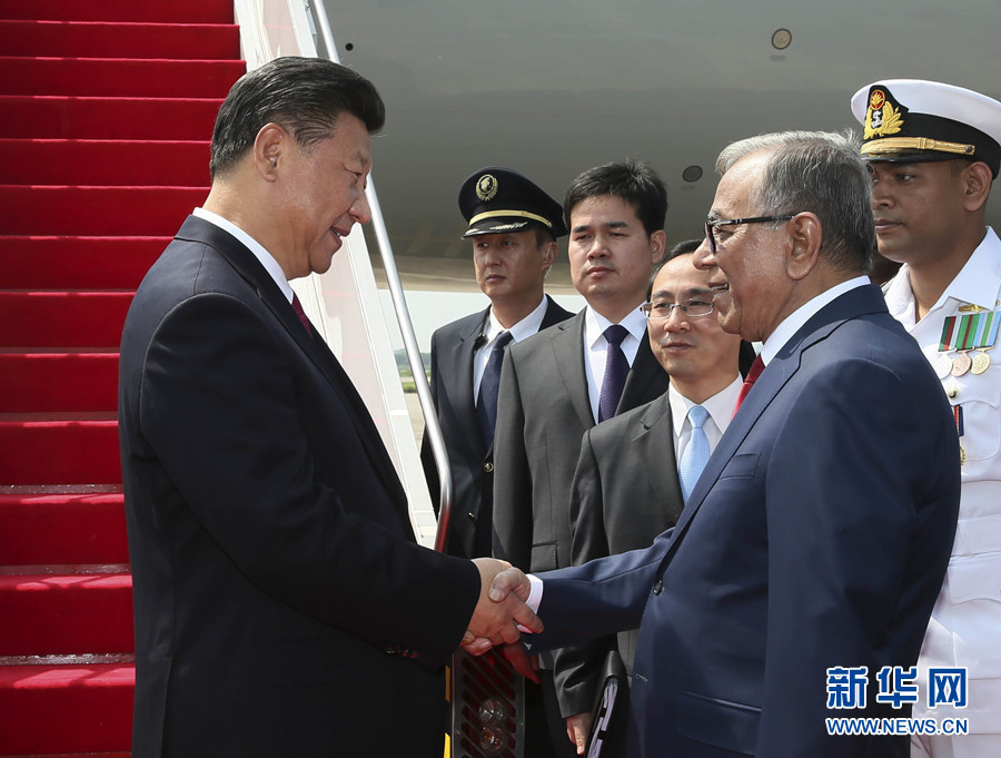 10月14日，國(guó)家主席習(xí)近平抵達(dá)達(dá)卡，開始對(duì)孟加拉人民共和國(guó)進(jìn)行國(guó)事訪問。這是孟加拉國(guó)總統(tǒng)哈米德在舷梯旁迎接習(xí)近平主席。 新華社記者蘭紅光 攝