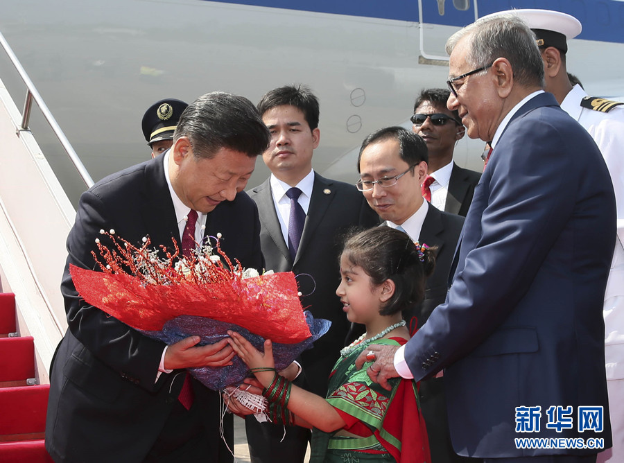 10月14日，國(guó)家主席習(xí)近平抵達(dá)達(dá)卡，開始對(duì)孟加拉人民共和國(guó)進(jìn)行國(guó)事訪問。這是習(xí)近平接受孟加拉國(guó)兒童獻(xiàn)花。 新華社記者 蘭紅光 攝
