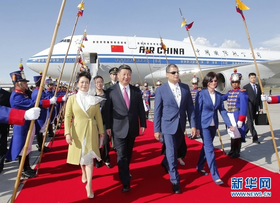 當(dāng)?shù)貢r(shí)間11月17日，國家主席習(xí)近平乘專機(jī)抵達(dá)基多，開始對厄瓜多爾共和國進(jìn)行國事訪問。厄瓜多爾總統(tǒng)科雷亞和夫人馬勒布等在機(jī)場熱情迎接習(xí)近平和夫人彭麗媛。新華社記者 鞠鵬 攝 