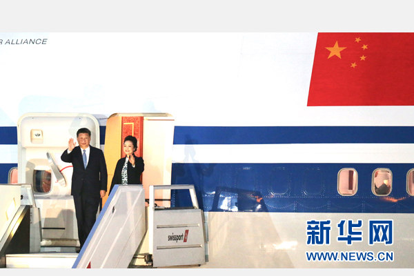 當(dāng)?shù)貢r間11月18日，國家主席習(xí)近平抵達(dá)利馬，出席亞太經(jīng)合組織第二十四次領(lǐng)導(dǎo)人非正式會議并對秘魯共和國進(jìn)行國事訪問。習(xí)近平和夫人彭麗媛受到秘魯副總統(tǒng)阿勞斯等熱情迎接。新華社記者 丁林 攝