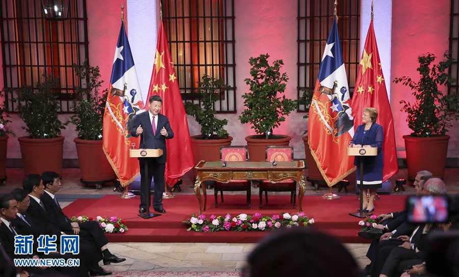 11月22日，國家主席習(xí)近平在圣地亞哥同智利總統(tǒng)巴切萊特舉行會談。這是會談后，兩國元首共同會見記者。 新華社記者 蘭紅光 攝