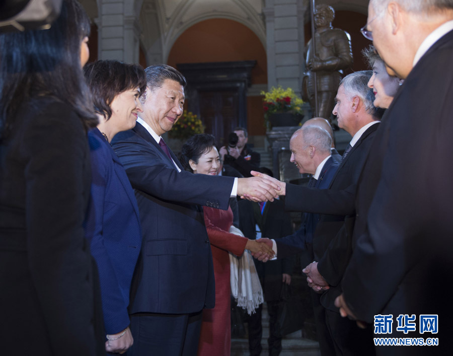 1月15日，國家主席習(xí)近平在伯爾尼出席瑞士聯(lián)邦委員會(huì)全體委員集體舉行的迎接儀式并致辭。 新華社記者 謝環(huán)馳 攝