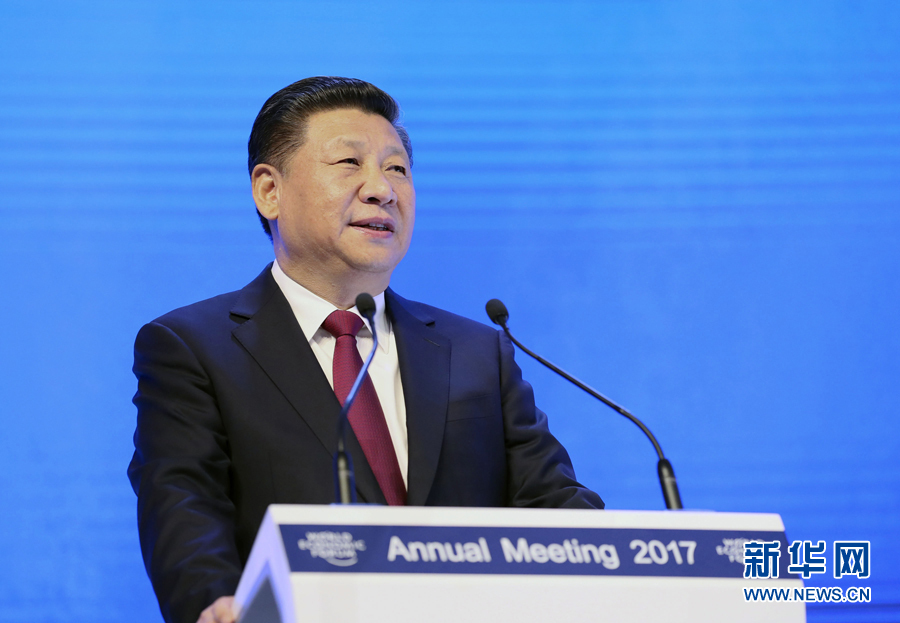 1月17日，國家主席習(xí)近平在瑞士達(dá)沃斯國際會(huì)議中心出席世界經(jīng)濟(jì)論壇2017年年會(huì)開幕式，并發(fā)表題為《共擔(dān)時(shí)代責(zé)任共促全球發(fā)展》的主旨演講。 新華社記者 蘭紅光 攝