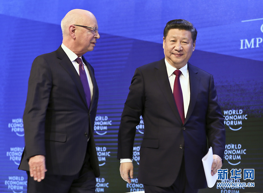 1月17日，國家主席習(xí)近平在瑞士達(dá)沃斯國際會(huì)議中心出席世界經(jīng)濟(jì)論壇2017年年會(huì)開幕式，并發(fā)表題為《共擔(dān)時(shí)代責(zé)任共促全球發(fā)展》的主旨演講。這是習(xí)近平同世界經(jīng)濟(jì)論壇創(chuàng)始人兼執(zhí)行主席施瓦布在一起。 新華社記者 蘭紅光 攝