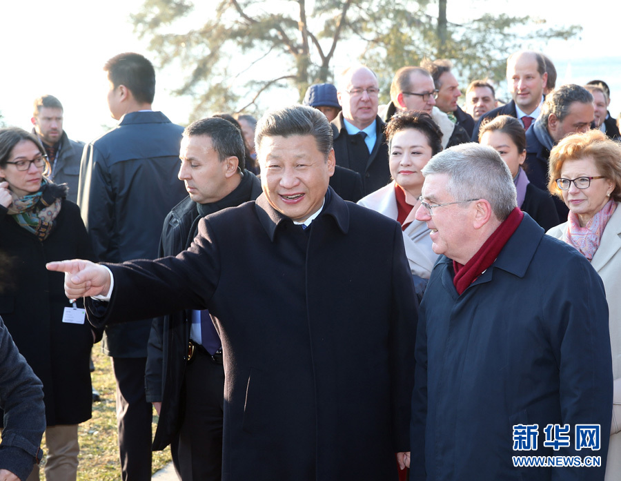 1月18日，國家主席習(xí)近平在瑞士洛桑國際奧林匹克博物館會見國際奧林匹克委員會主席巴赫。這是會見后，習(xí)近平和夫人彭麗媛在巴赫主席夫婦陪同下，參觀國際奧林匹克博物館。新華社記者 姚大偉 攝