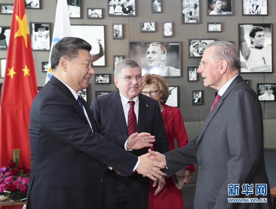 1月18日，國家主席習(xí)近平在瑞士洛桑國際奧林匹克博物館會見國際奧林匹克委員會主席巴赫。這是會見后，習(xí)近平與國際奧委會名譽(yù)主席羅格交談。新華社記者 蘭紅光 攝