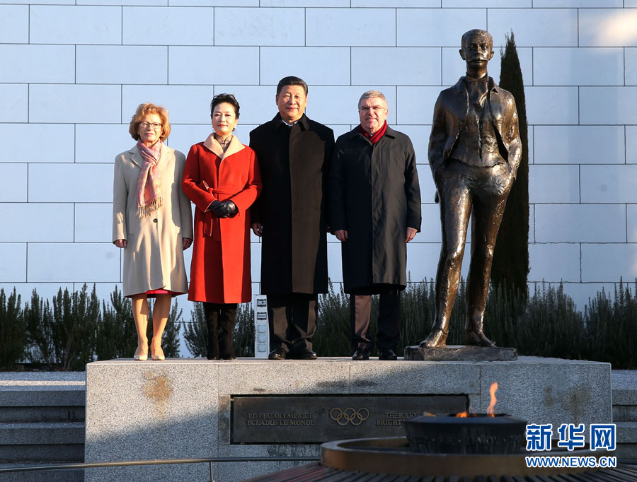 1月18日，國家主席習(xí)近平在瑞士洛桑國際奧林匹克博物館會見國際奧林匹克委員會主席巴赫。這是習(xí)近平和夫人彭麗媛與巴赫夫婦在現(xiàn)代奧林匹克運(yùn)動發(fā)起人顧拜旦雕像前合影。新華社記者 姚大偉 攝