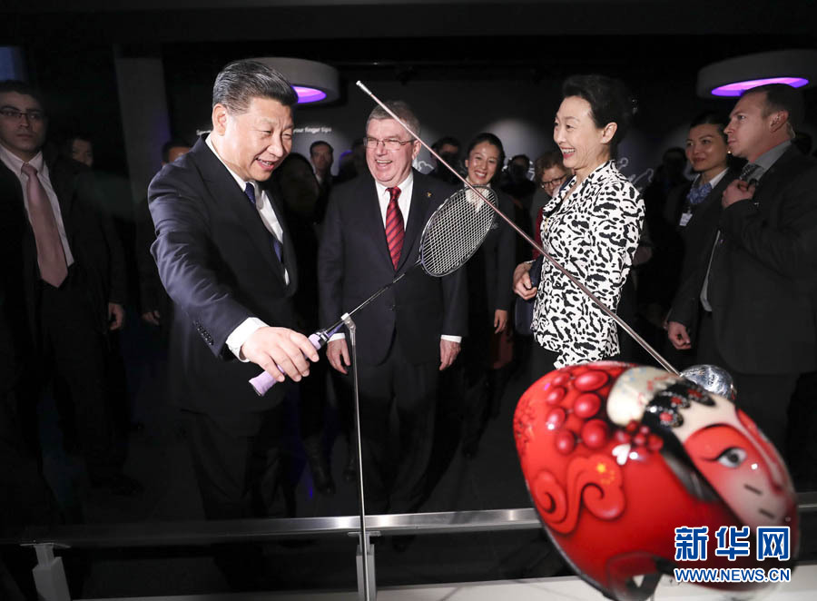 1月18日，國家主席習(xí)近平在瑞士洛桑國際奧林匹克博物館會見國際奧林匹克委員會主席巴赫。這是習(xí)近平在巴赫陪同下，參觀羽毛球世界冠軍李玲蔚用過的球拍。新華社記者 蘭紅光 攝