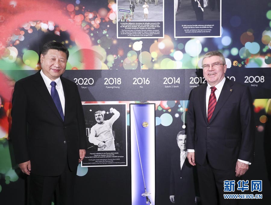 1月18日，國家主席習(xí)近平在瑞士洛桑國際奧林匹克博物館會見國際奧林匹克委員會主席巴赫。這是習(xí)近平與巴赫在巴赫作為擊劍運(yùn)動員參加奧運(yùn)會的照片前合影。新華社記者 蘭紅光 攝