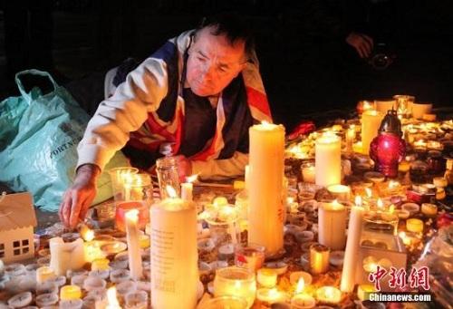 3月23日晚，倫敦民眾在市中心的特拉法加廣場(chǎng)舉行燭光集會(huì)，悼念此前一天發(fā)生在英國(guó)議會(huì)大廈附近的恐怖襲擊事件遇難者。 <a target='_blank' ><p  align=