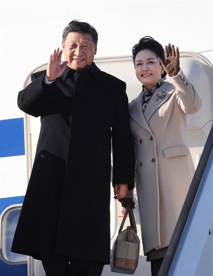 4月4日，國(guó)家主席習(xí)近平乘專機(jī)抵達(dá)赫爾辛基，開始對(duì)芬蘭共和國(guó)進(jìn)行國(guó)事訪問。這是習(xí)近平和夫人彭麗媛步出艙門。 新華社記者 饒愛民 攝 