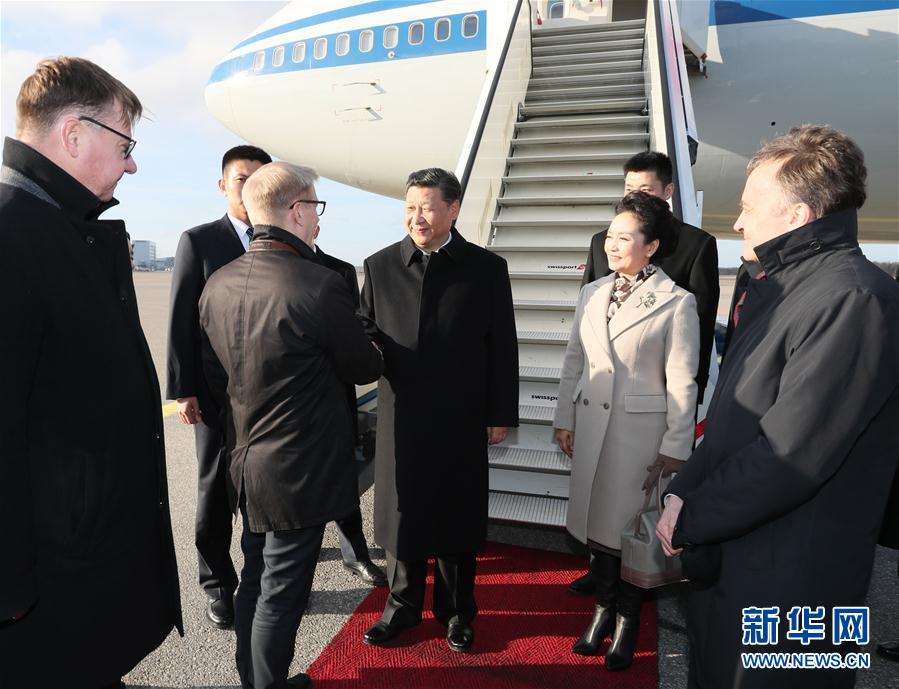 4月4日，國(guó)家主席習(xí)近平乘專機(jī)抵達(dá)赫爾辛基，開始對(duì)芬蘭共和國(guó)進(jìn)行國(guó)事訪問。這是芬蘭政府代表、農(nóng)業(yè)與環(huán)境部長(zhǎng)蒂利凱寧等在舷梯旁熱情迎接習(xí)近平和夫人彭麗媛。新華社記者 蘭紅光 攝 