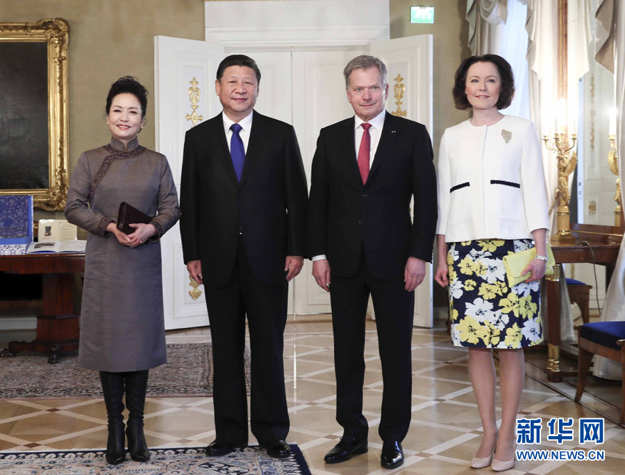 4月5日，國(guó)家主席習(xí)近平在赫爾辛基同芬蘭總統(tǒng)尼尼斯托舉行會(huì)談。會(huì)談前，習(xí)近平出席尼尼斯托在總統(tǒng)府庭院舉行的隆重歡迎儀式。這是歡迎儀式后，習(xí)近平和夫人彭麗媛同尼尼斯托和夫人豪吉?dú)W合影留念。新華社記者 蘭紅光 攝