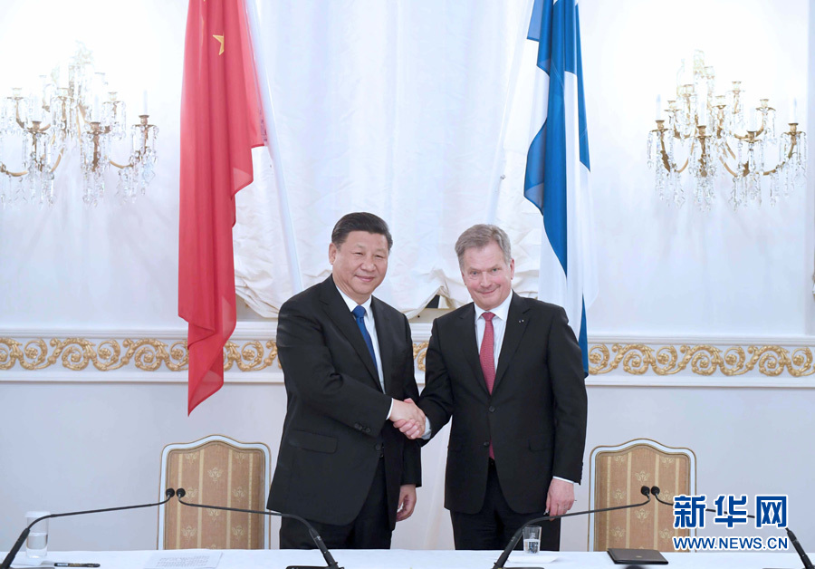 4月5日，國(guó)家主席習(xí)近平在赫爾辛基同芬蘭總統(tǒng)尼尼斯托舉行會(huì)談。這是會(huì)談后，兩國(guó)元首共同會(huì)見(jiàn)記者。 新華社記者 張鐸 攝 