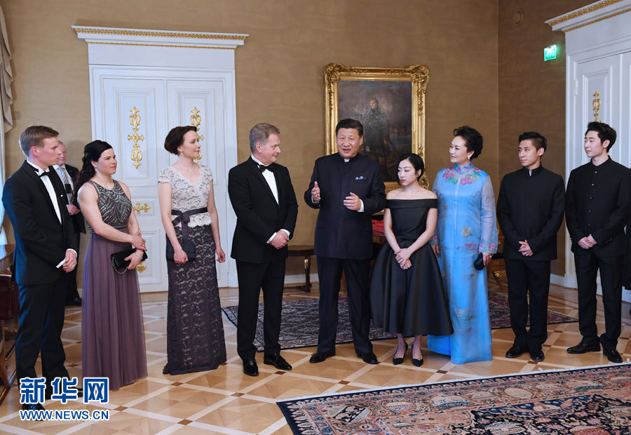 當(dāng)?shù)貢r(shí)間4月5日晚，國(guó)家主席習(xí)近平和芬蘭總統(tǒng)尼尼斯托在赫爾辛基共同會(huì)見剛剛參加完2017年世界花樣滑冰錦標(biāo)賽的中芬兩國(guó)冰雪運(yùn)動(dòng)員代表。習(xí)近平夫人彭麗媛和尼尼斯托夫人豪吉?dú)W參加會(huì)見。新華社記者 饒愛民 攝