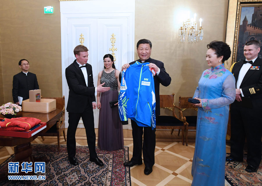 當(dāng)?shù)貢r(shí)間4月5日晚，國(guó)家主席習(xí)近平和芬蘭總統(tǒng)尼尼斯托在赫爾辛基共同會(huì)見剛剛參加完2017年世界花樣滑冰錦標(biāo)賽的中芬兩國(guó)冰雪運(yùn)動(dòng)員代表。習(xí)近平夫人彭麗媛和尼尼斯托夫人豪吉?dú)W參加會(huì)見。這是芬蘭運(yùn)動(dòng)員向習(xí)近平和夫人彭麗媛贈(zèng)送運(yùn)動(dòng)衣。新華社記者 饒愛民 攝