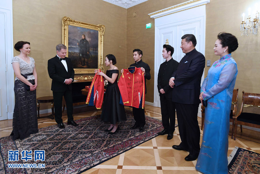 當(dāng)?shù)貢r(shí)間4月5日晚，國(guó)家主席習(xí)近平和芬蘭總統(tǒng)尼尼斯托在赫爾辛基共同會(huì)見剛剛參加完2017年世界花樣滑冰錦標(biāo)賽的中芬兩國(guó)冰雪運(yùn)動(dòng)員代表。習(xí)近平夫人彭麗媛和尼尼斯托夫人豪吉?dú)W參加會(huì)見。這是中國(guó)運(yùn)動(dòng)員向尼尼斯托和夫人豪吉?dú)W贈(zèng)送運(yùn)動(dòng)衣。新華社記者 饒愛民 攝