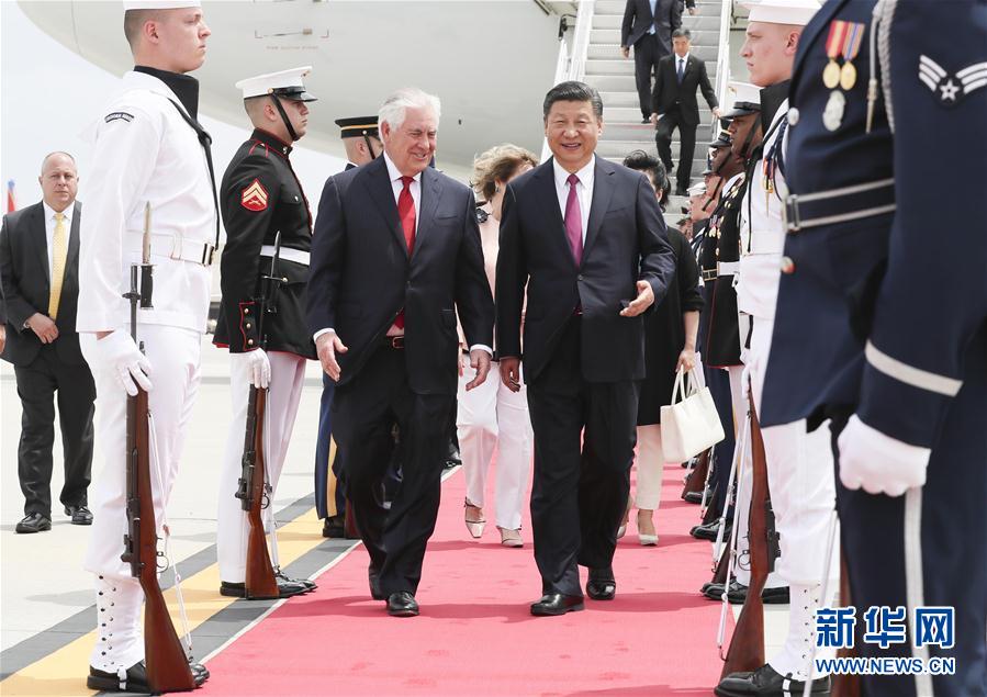 4月6日，國(guó)家主席習(xí)近平乘專機(jī)抵達(dá)美國(guó)佛羅里達(dá)州，將在海湖莊園同美國(guó)總統(tǒng)特朗普舉行中美元首會(huì)晤。習(xí)近平和夫人彭麗媛受到美國(guó)國(guó)務(wù)卿蒂勒森夫婦等熱情迎接。新華社記者 蘭紅光 攝 