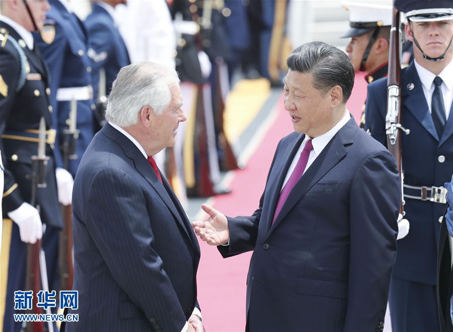 4月6日，國(guó)家主席習(xí)近平乘專機(jī)抵達(dá)美國(guó)佛羅里達(dá)州，將在海湖莊園同美國(guó)總統(tǒng)特朗普舉行中美元首會(huì)晤。習(xí)近平和夫人彭麗媛受到美國(guó)國(guó)務(wù)卿蒂勒森夫婦等熱情迎接。新華社記者 丁林 攝 