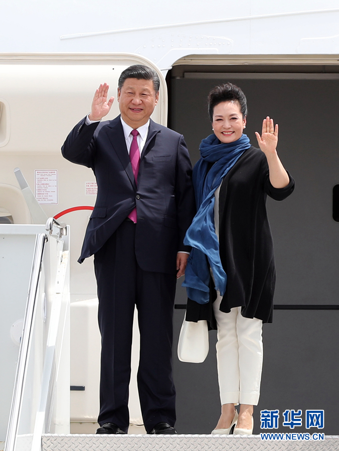 4月6日，國(guó)家主席習(xí)近平乘專機(jī)抵達(dá)美國(guó)佛羅里達(dá)州，將在海湖莊園同美國(guó)總統(tǒng)特朗普舉行中美元首會(huì)晤。這是習(xí)近平和夫人彭麗媛步出機(jī)艙。新華社記者 劉衛(wèi)兵 攝 