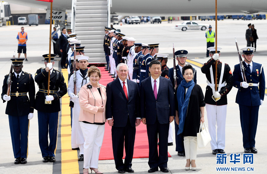 4月6日，國(guó)家主席習(xí)近平乘專機(jī)抵達(dá)美國(guó)佛羅里達(dá)州，將在海湖莊園同美國(guó)總統(tǒng)特朗普舉行中美元首會(huì)晤。習(xí)近平和夫人彭麗媛受到美國(guó)國(guó)務(wù)卿蒂勒森夫婦等熱情迎接。新華社記者 吳曉凌 攝