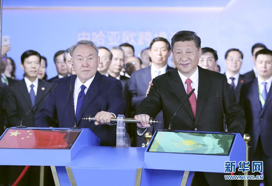 6月8日，正在哈薩克斯坦訪問(wèn)的國(guó)家主席習(xí)近平在哈薩克斯坦總統(tǒng)納扎爾巴耶夫陪同下，參觀阿斯塔納專項(xiàng)世博會(huì)中國(guó)國(guó)家館，并共同出席中哈亞歐跨境運(yùn)輸視頻連線儀式。這是在中國(guó)國(guó)家館舉行的中哈亞歐跨境運(yùn)輸視頻連線儀式上，兩國(guó)元首共同推動(dòng)操控桿，視頻顯示中哈連云港物流合作基地和“霍爾果斯－東大門”經(jīng)濟(jì)特區(qū)無(wú)水港兩個(gè)分會(huì)場(chǎng)四列火車?guó)Q笛開(kāi)行。新華社記者 丁林 攝