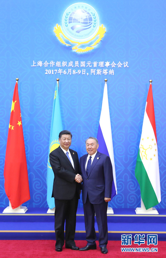 6月9日，國(guó)家主席習(xí)近平在哈薩克斯坦首都阿斯塔納出席上海合作組織成員國(guó)元首理事會(huì)第十七次會(huì)議并發(fā)表重要講話。這是習(xí)近平出席會(huì)議時(shí)，受到哈薩克斯坦總統(tǒng)納扎爾巴耶夫的熱情迎接。新華社記者 馬占成 攝