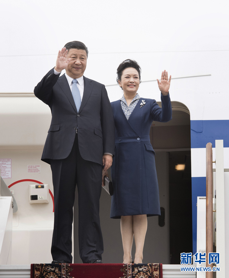 7月3日，國(guó)家主席習(xí)近平乘專機(jī)抵達(dá)莫斯科，開始對(duì)俄羅斯聯(lián)邦進(jìn)行國(guó)事訪問。這是習(xí)近平和夫人彭麗媛步出艙門。 新華社記者 李學(xué)仁 攝