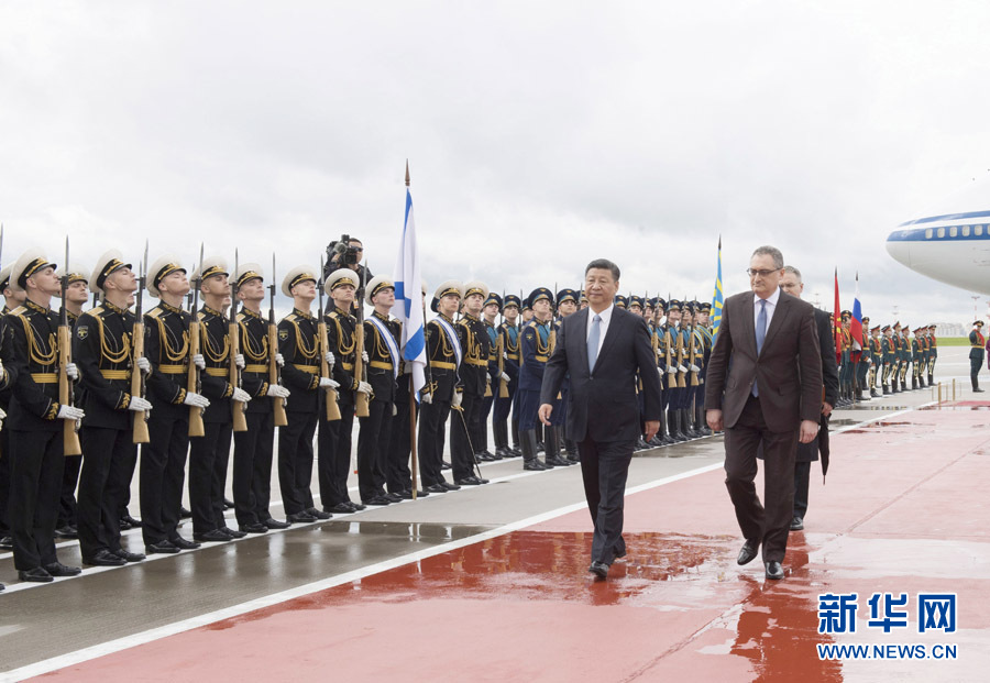 7月3日，國(guó)家主席習(xí)近平乘專機(jī)抵達(dá)莫斯科，開始對(duì)俄羅斯聯(lián)邦進(jìn)行國(guó)事訪問。這是習(xí)近平出席機(jī)場(chǎng)歡迎儀式。 新華社記者 李學(xué)仁 攝