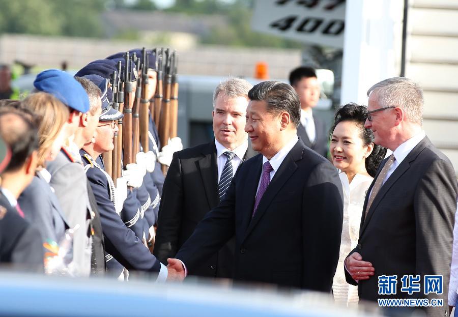 7月4日，國家主席習(xí)近平乘專機(jī)抵達(dá)柏林，開始對德意志聯(lián)邦共和國進(jìn)行國事訪問。德國政府高級官員在舷梯旁迎接習(xí)近平和夫人彭麗媛。新華社記者 姚大偉 攝
