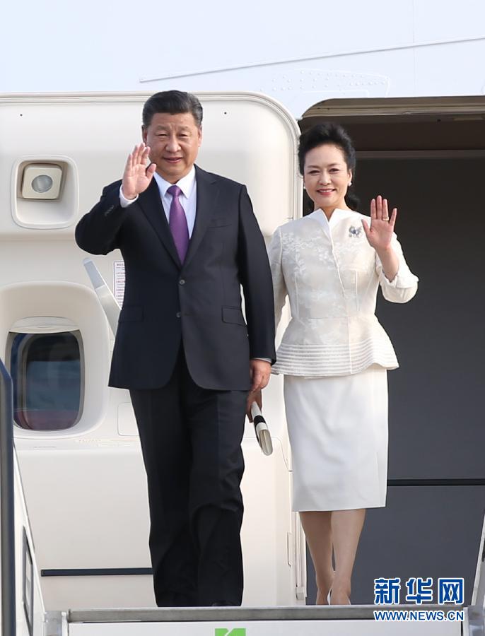 7月4日，國家主席習(xí)近平乘專機(jī)抵達(dá)柏林，開始對德意志聯(lián)邦共和國進(jìn)行國事訪問。這是習(xí)近平和夫人彭麗媛步出艙門。 新華社記者 姚大偉 攝