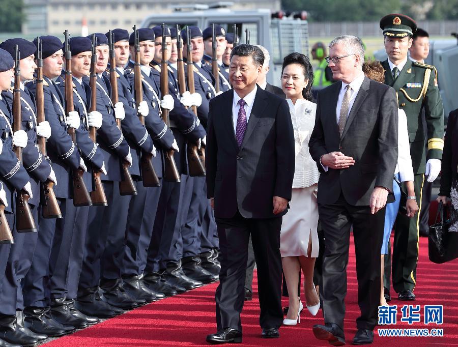 7月4日，國家主席習(xí)近平乘專機(jī)抵達(dá)柏林，開始對德意志聯(lián)邦共和國進(jìn)行國事訪問。德國政府高級官員在舷梯旁迎接習(xí)近平和夫人彭麗媛。新華社記者 王曄 攝