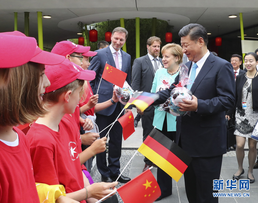 7月5日，國家主席習(xí)近平同德國總理默克爾共同出席柏林動物園大熊貓館開館儀式。這是習(xí)近平向現(xiàn)場的孩子們贈送大熊貓毛絨玩具。 新華社記者謝環(huán)馳 攝
