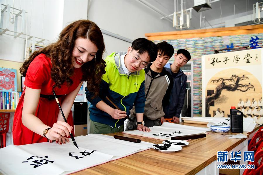 （新華全媒頭條·上合青島峰會·圖文互動）（13）遠(yuǎn)航，揚(yáng)起“上海精神”的時代風(fēng)帆——寫在上海合作組織成員國元首理事會第十八次會議即將召開之際