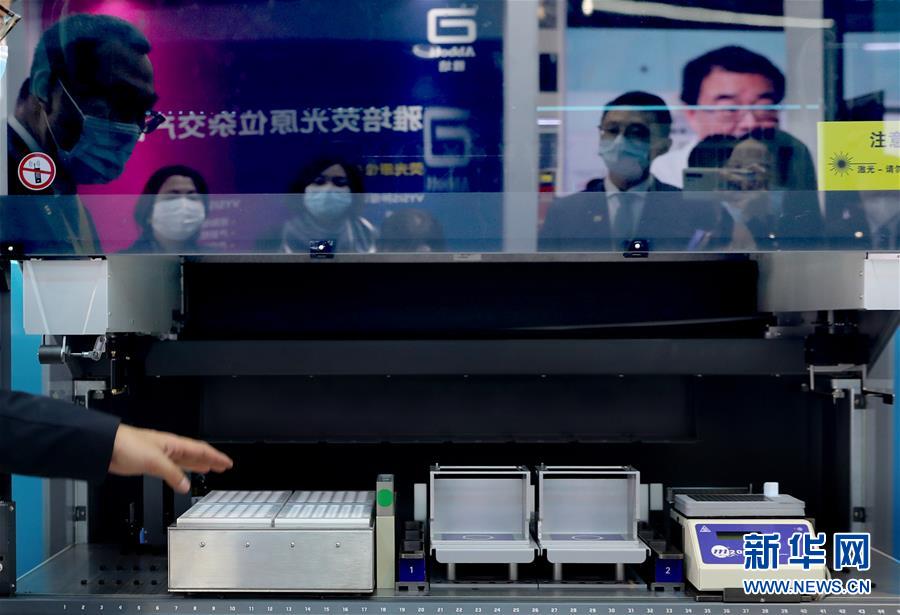 （第三屆進(jìn)博會(huì)·圖文互動(dòng)）（11）新疫苗、新療法，進(jìn)博會(huì)最“火爆”展區(qū)見(jiàn)聞